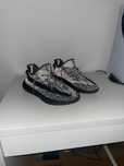 Продавам yeezy 350 black като нови