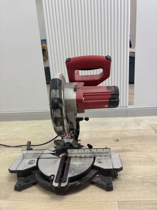 Пила торцовочная.