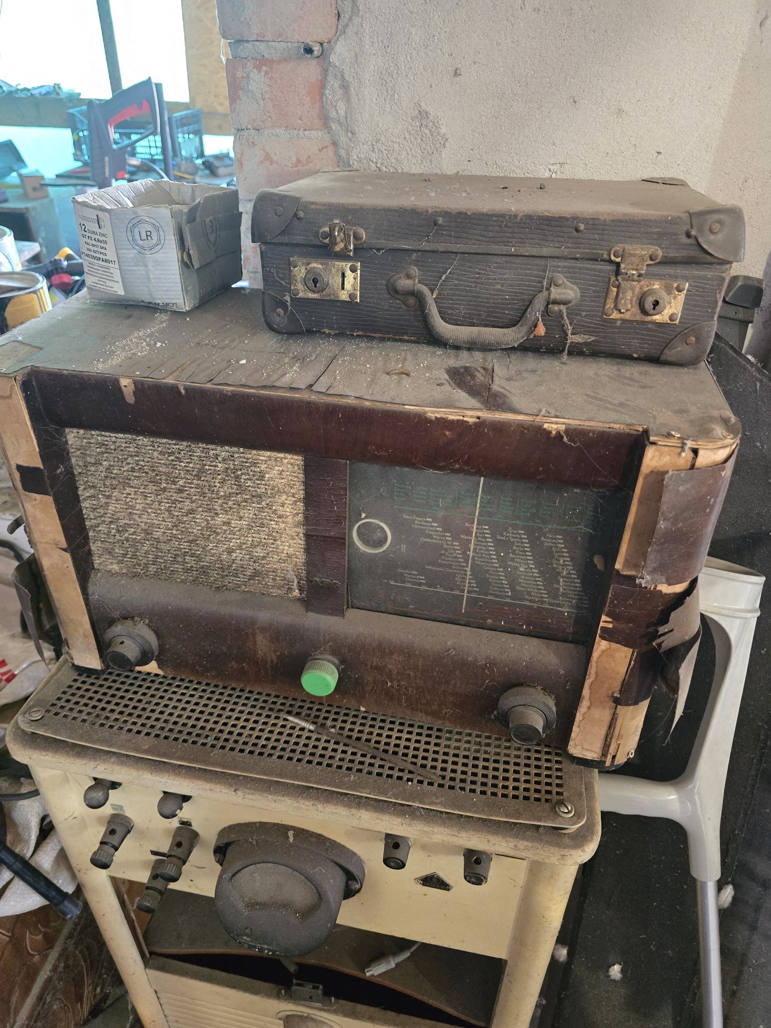 Vand Aparat de Radio pe lămpi AEG pentru decor
