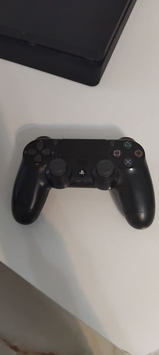 Vând PS4 Sony + controler