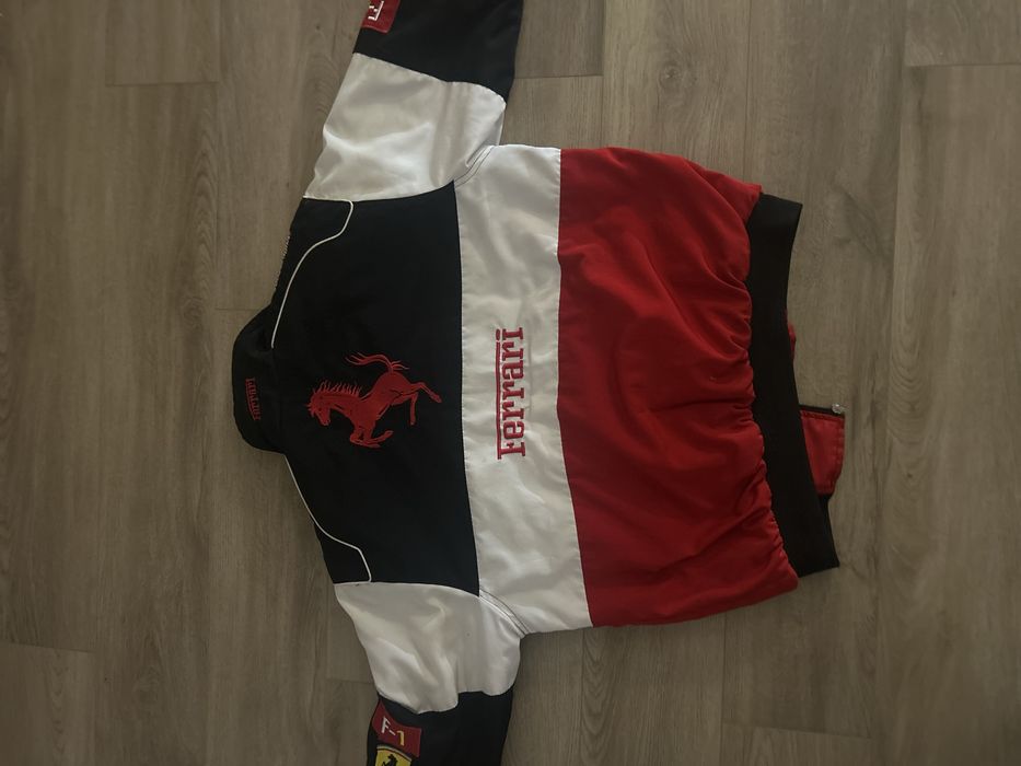 Geaca Ferrari în stare pertectā