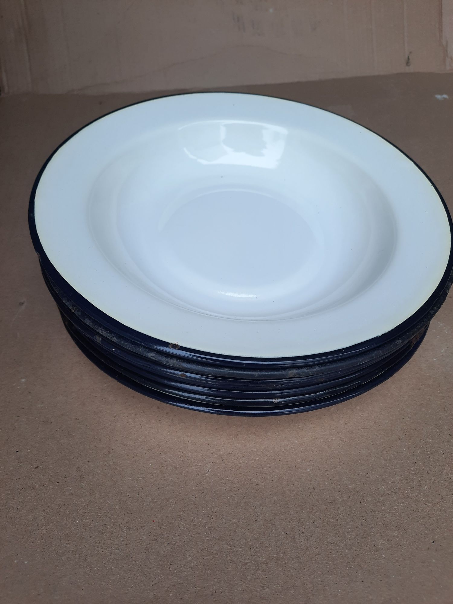 Эмалированные тарелки