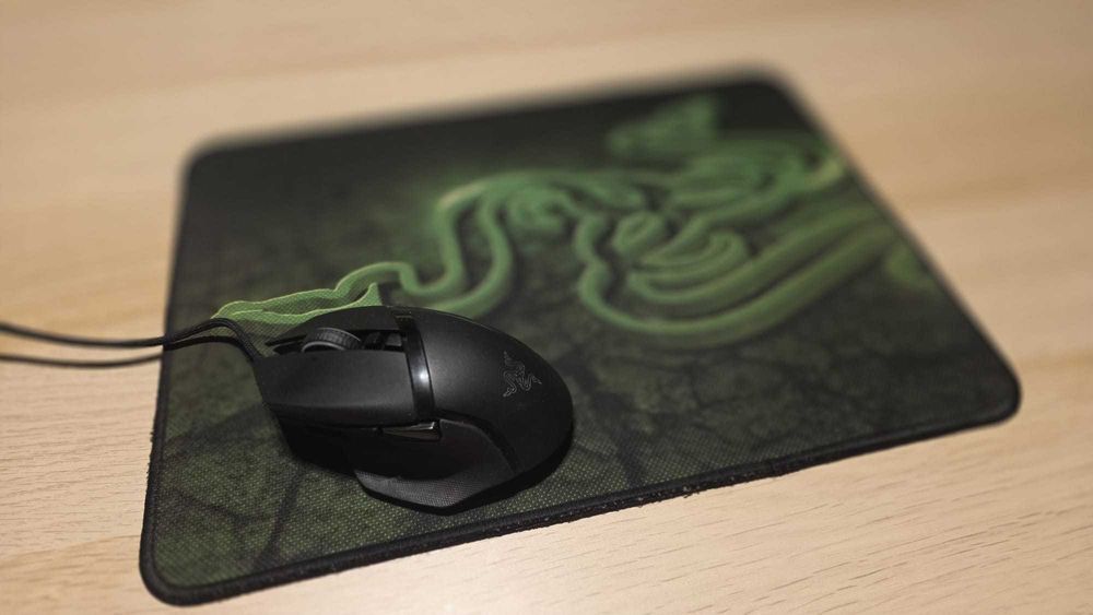 Vand mouse Razer Basilisk V2 cu fir + Mouse pad Razer cadou
