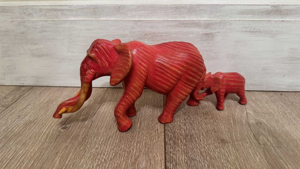 Розов слон с малкото си– Авторска дърворезба!
