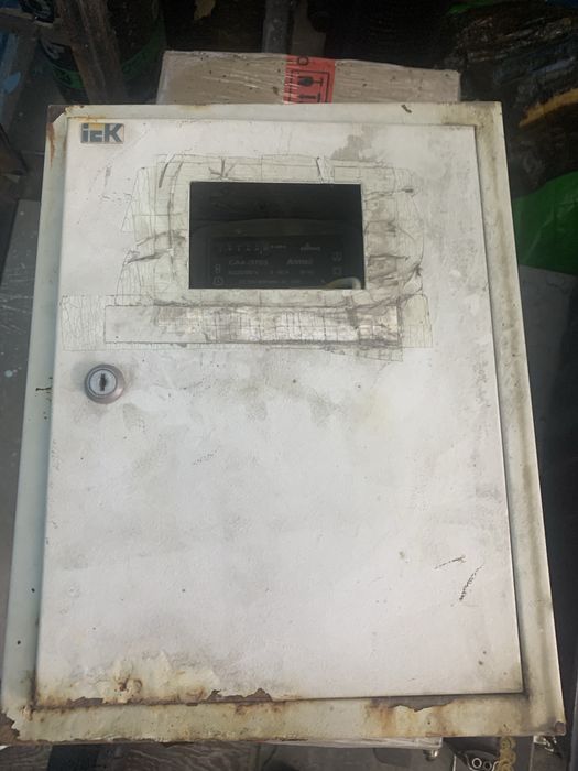 ящик с трехфазным счетчиком и выключатель