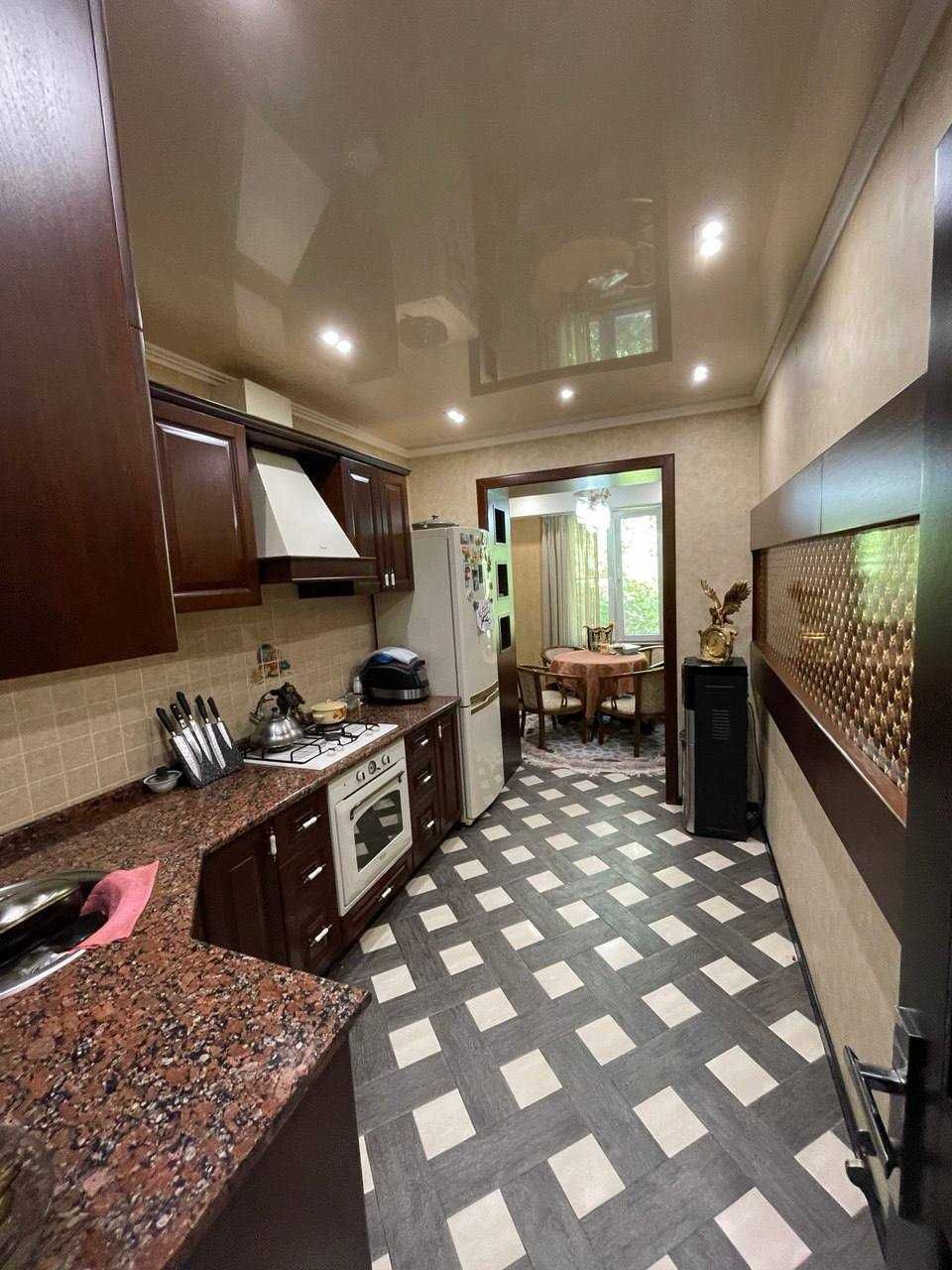 Ц-2 Алайский 4(3)-комн 4/4 100 м² кирпич евроремонт мебель/техника