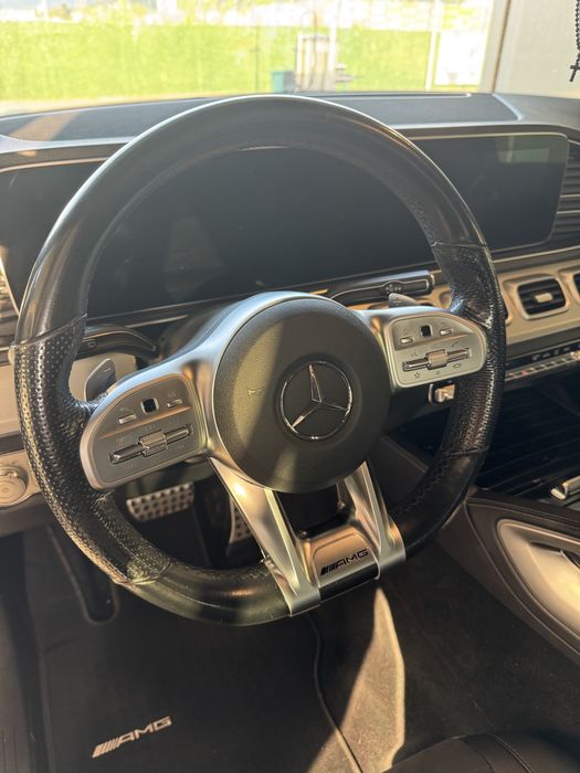 Mercedes Benz GLE 300D-AMG interior