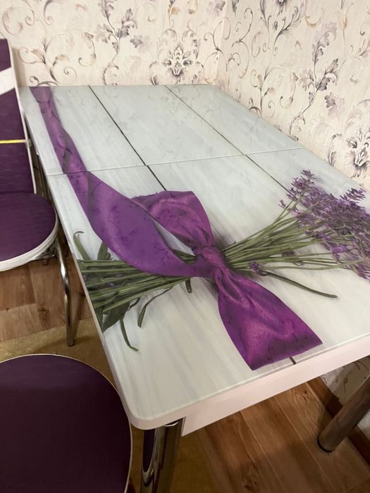 Стол и стулья в отличном состоянии