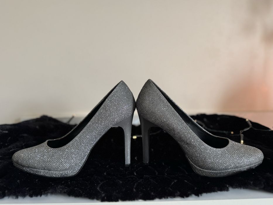 Сребристи обувки на ток