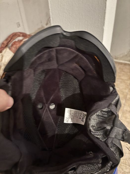 Продавам ски обувки голям номер и 2 бр каски