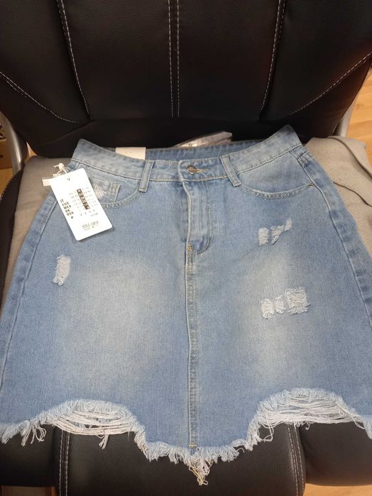Vand 2 fuste blugii dama !