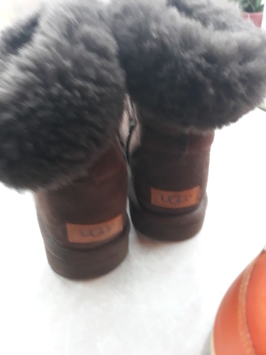 De vanzare           ugg