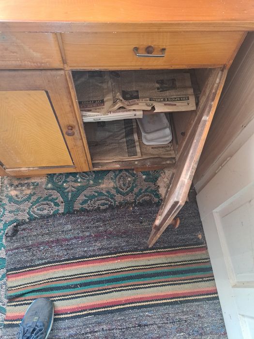 Старо дървено долапче