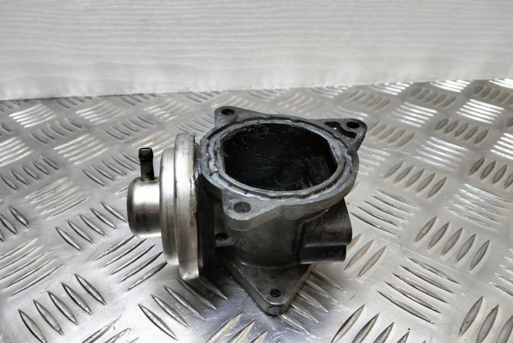 Supapa EGR cod 038129637D 038129637D Volkswagen VW Passat B6 seria