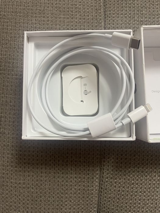 Cutie iPhone13 si AirPods Pro 2 si cablu casti