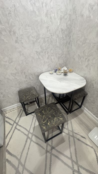 Стол и 4 табуретки б/у