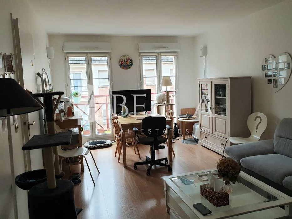 Продава се Тристаен апартамент в София, Център - 77 кв.м за 3442 €/кв.м - Снимка #1