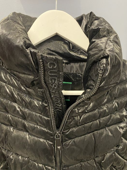 Промазано лъскаво зимно яке на Guess