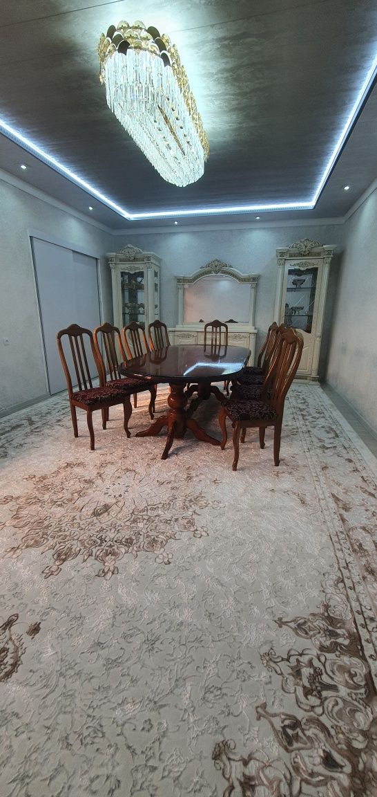 Продам стол 2.45 Х 1.20 со стульями 10 штук