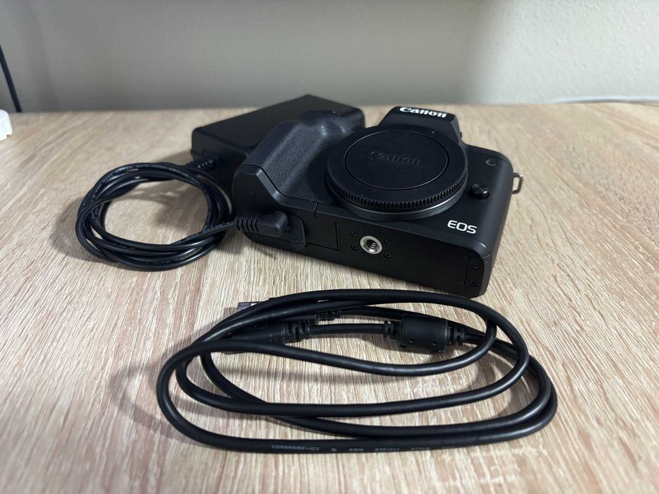 Canon M50 + Obiectiv 15-45mm + Card 32GB + Cablu date original