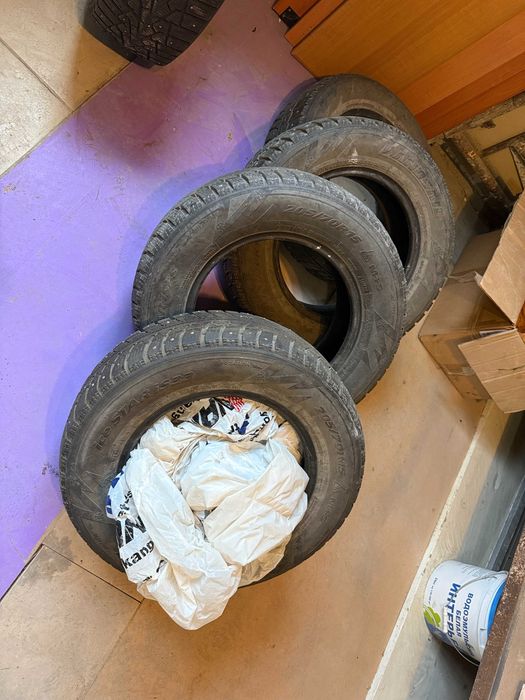 Продам шипованные зимние шины в хорошем состоянии 205/70R15