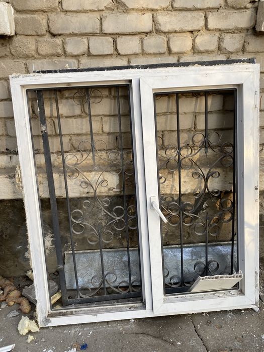 Окно с решоткой бу