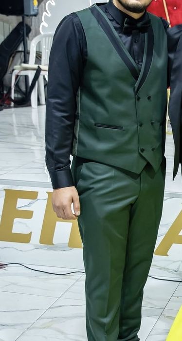 Официален костюм