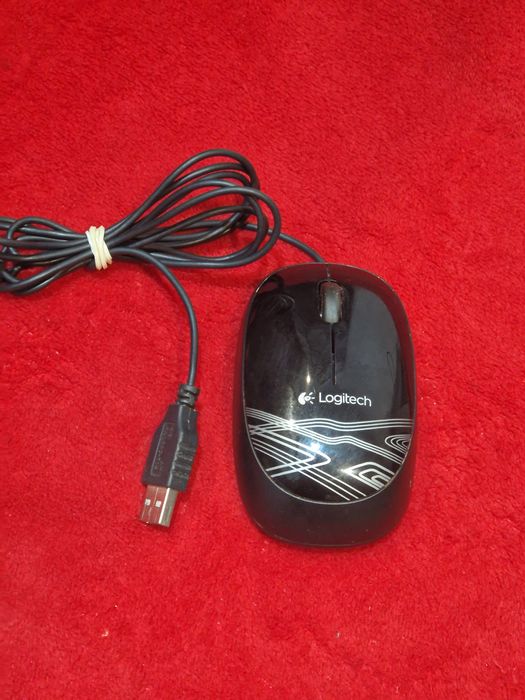 Mouse cu fir Logitech