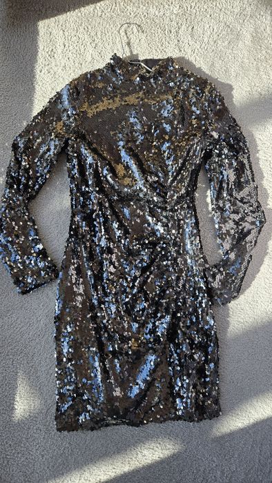 Бляскава новогодишна рокля Mango