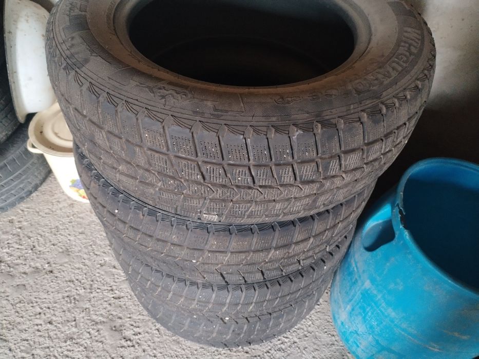 235/65/17 зимние шины комплект