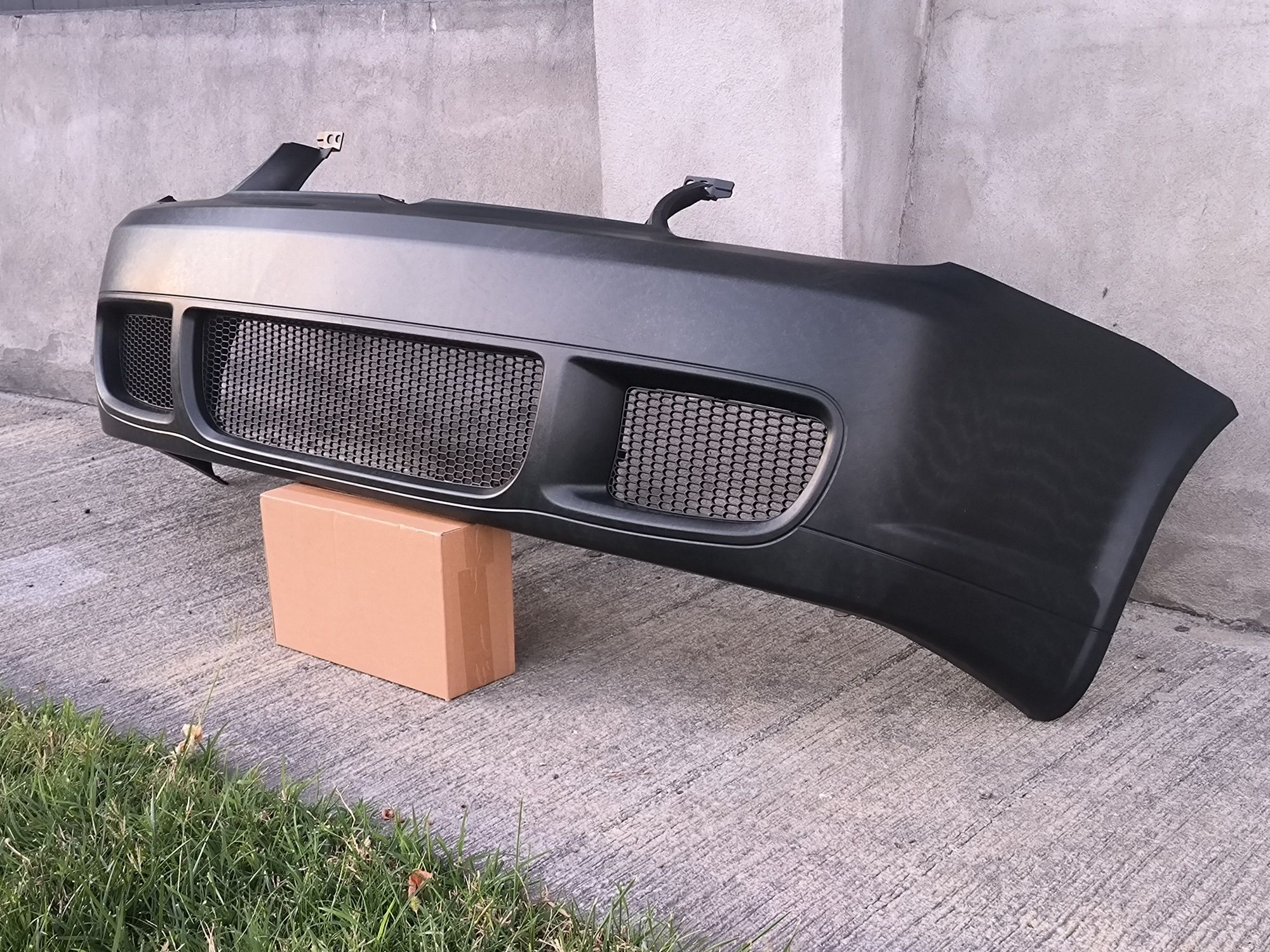 Bara fata golf 4 R32 look cu grile fagure plastic