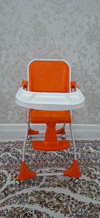 Детский стульчик для кормления оранжевый