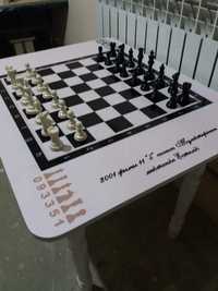 Шахматный стол с фигурными ножками