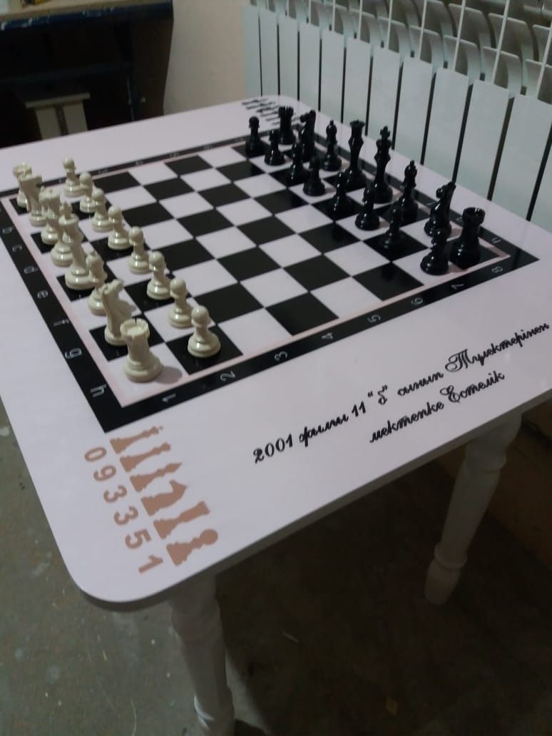 Шахматный стол с фигурными ножками