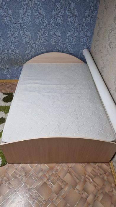 Продам Кровать с матрасом