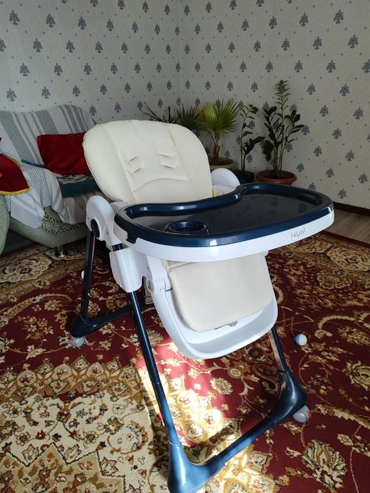 Продаю   детский   столик .  Кожаные  . Почти  новый . Качество  хорош