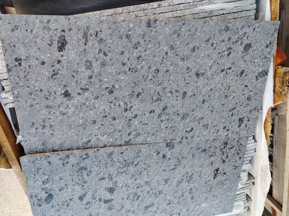 Гранит с повърхност кожа