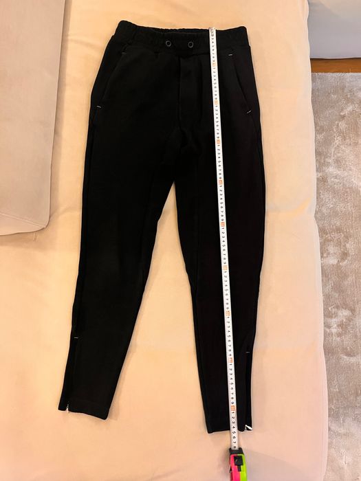 Комплект суитшърт с качулка и панталон черен цвят