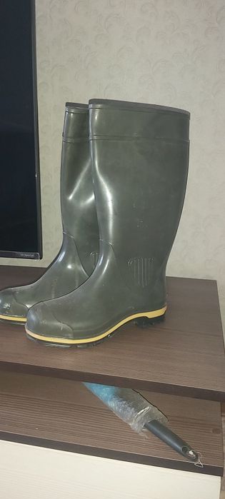 Продам резиновые сапоги 40ой р.