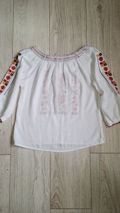 Ie fete,marimea 134cm(10ani),in stare foarte buna