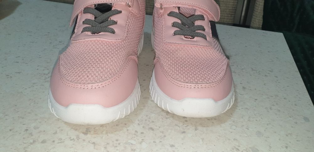 Adidasi roz fete Sinsay 31