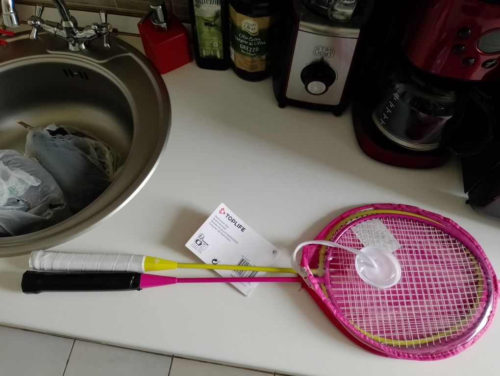 Vând set palete pentru badminton,noi nouțe, calitate.