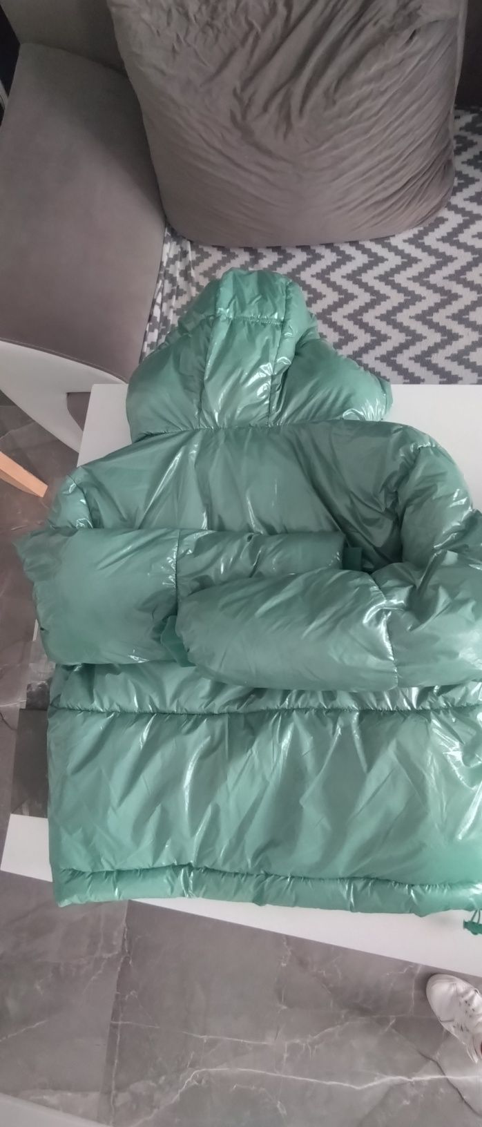 Продавам дамско яке  Guess
