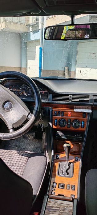 Продавам Мерцедес Е 300