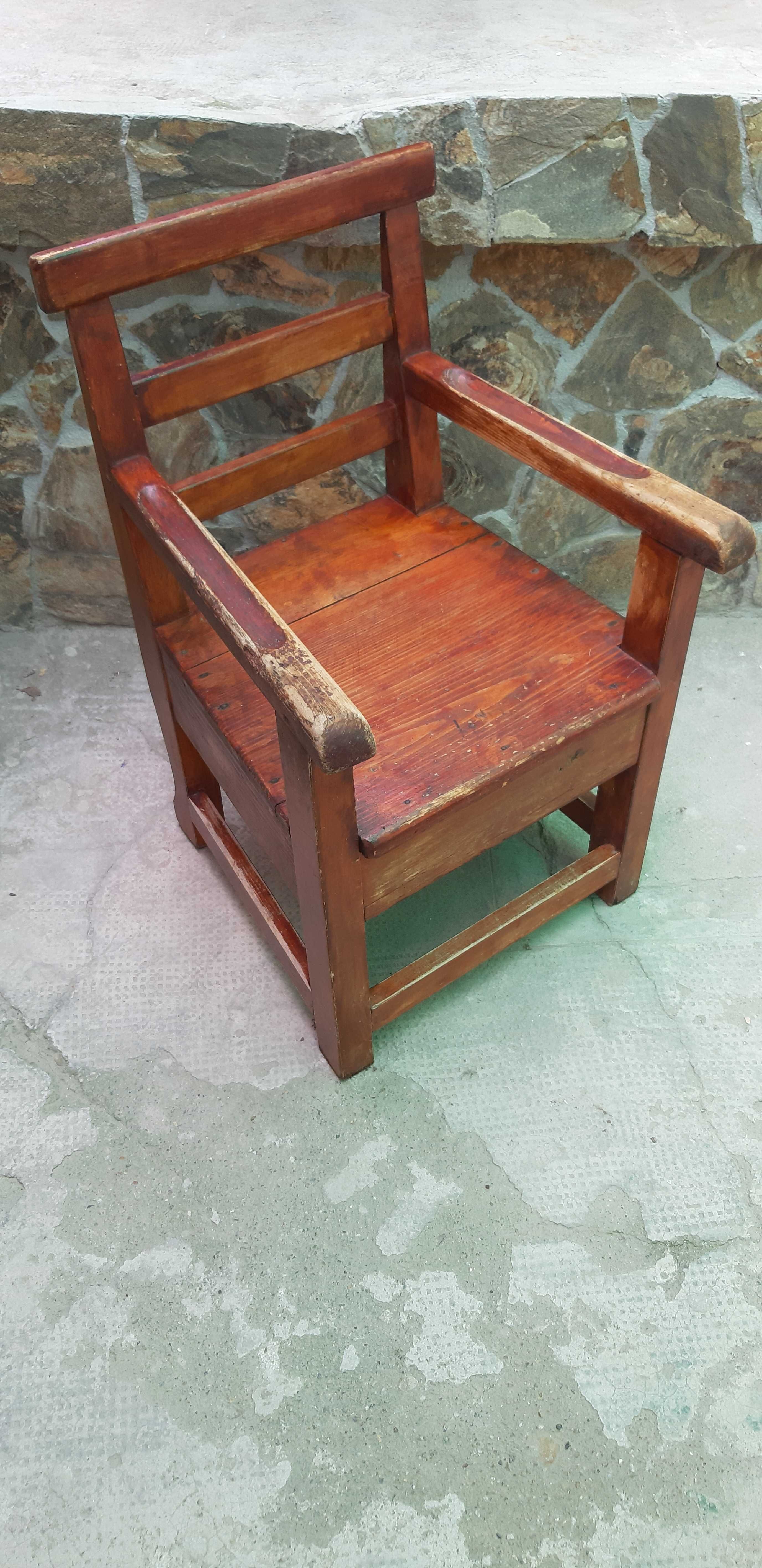 Scaun cu spatar de lemn