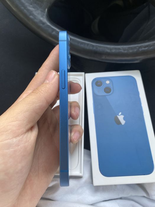 iPhone 13 128GB синий в идеальном состоянии