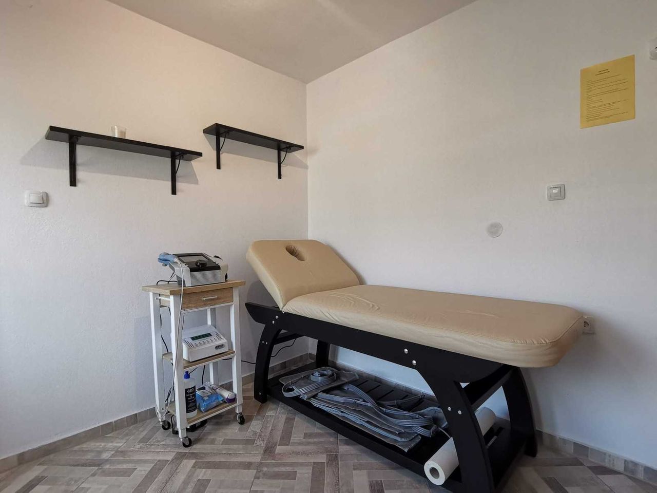 Продава се Хотел в Велинград - 684 кв.м за 615 €/кв.м - Снимка #14