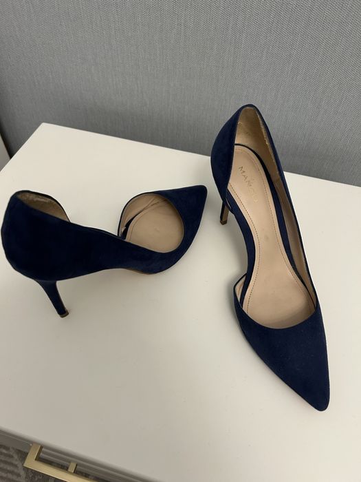 Продам туфли новые, цвет синий , на ноге сидят идеально