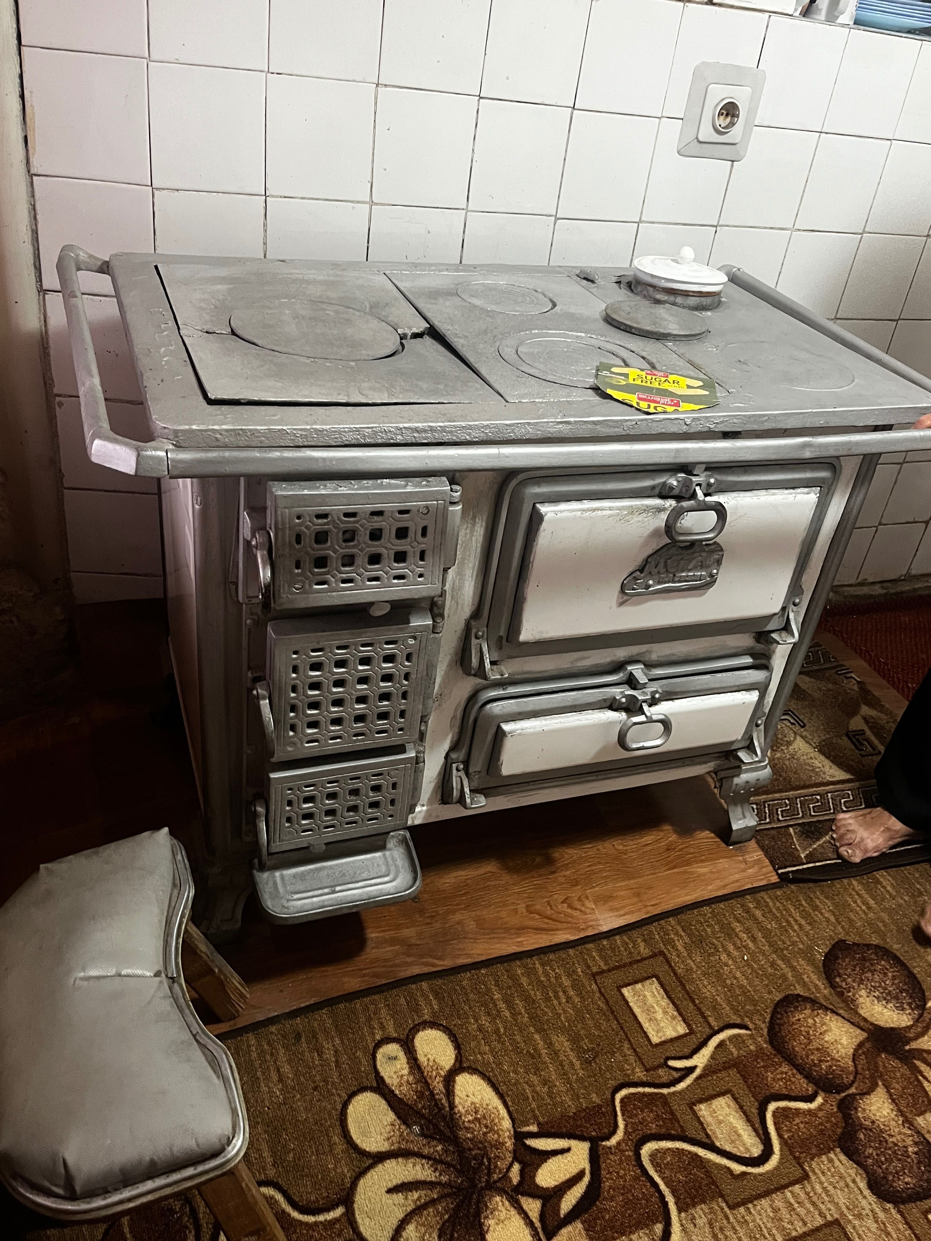 Комбинирана печка на дърва за отопление и готвене