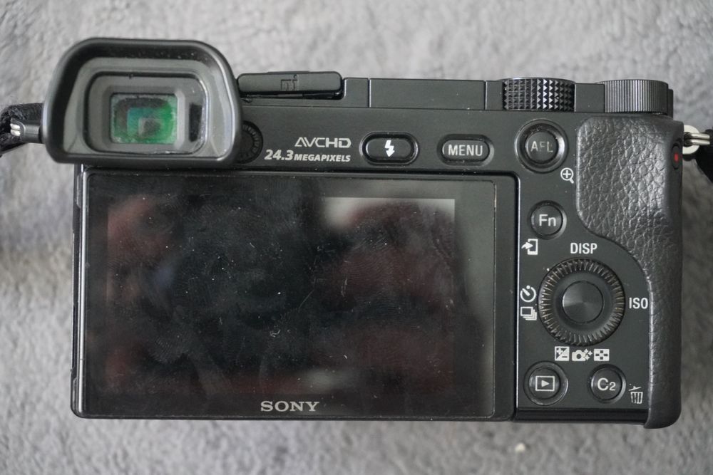 Sony A6000 + Obiectiv 16-50 + baterie + curea